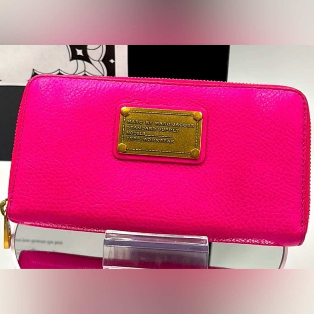 EUC. Marc Jacobs Hot Pink Long Leather Zippy Wallet